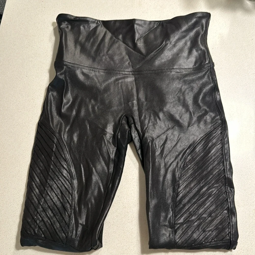 Spanx Faux Leather Moto Leggings Size M Shape wear Stretch Pull On Black - Picture 5 of 7